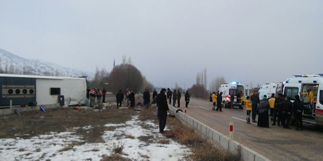Sivas'ta yolcu otobs devrildi: 1 l, ok sayda yaral var