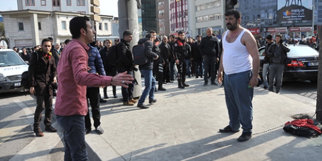 Eylem yapan seyyar satıcıyı müzakereci polis ikna etti