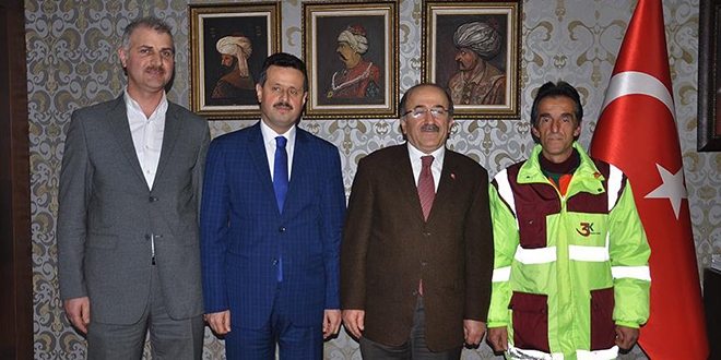 Donmuş göletteki kuğuları kurtaran işçiye ödül