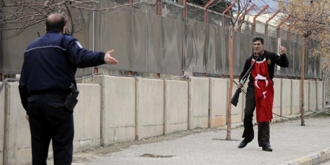 Adliye önünde intihara kalkışan vatandaş polis ikna etti