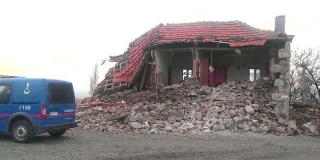 anakkale'deki depremlerde 298 ev zarar grd