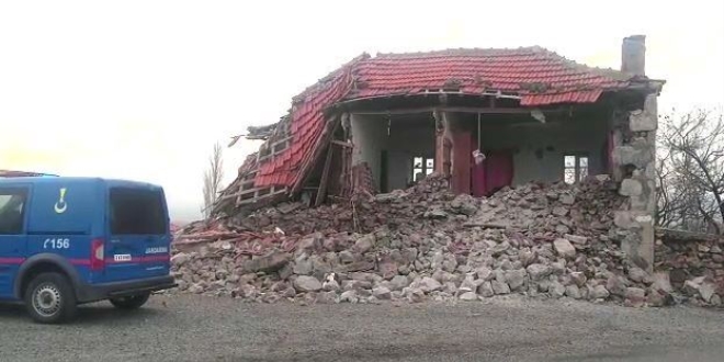 Çanakkale'deki depremlerde 298 ev zarar gördü
