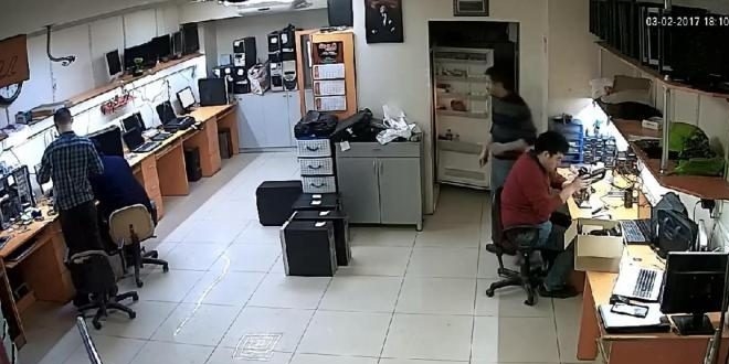 Tablet, tamir edilirken patlayıp alev aldı/ Video