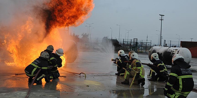 'G�n�ll� itfaiyeciler' i� ba��nda