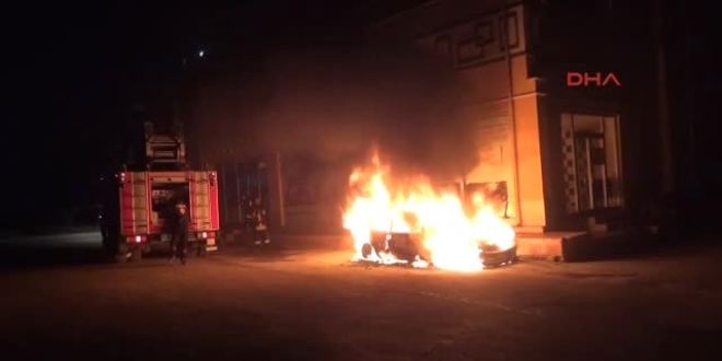 Konya'da park halindeki iki ara� kundakland�