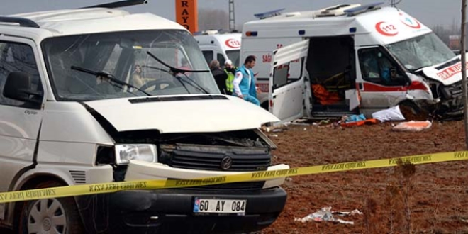 Ambulansla kamyonet çarpıştı: 2 ölü, 4 yaralı
