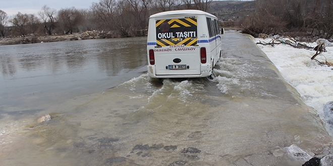 Balıkesir'de köprüler su altında kaldı