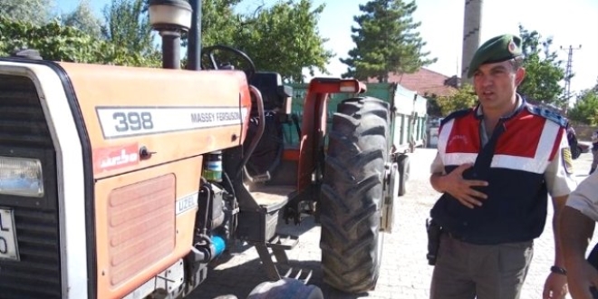 Trakt�r�n alt�nda kalan lise ��rencisi hayat�n� kaybetti