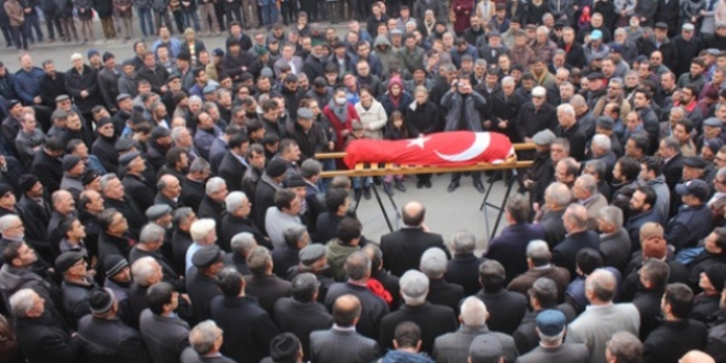 Hayat�n� kaybeden eski belediye ba�kan� topra�a verildi