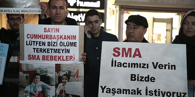 SMA hastas� �ocuklar i�in G�venpark'ta ila� eylemi