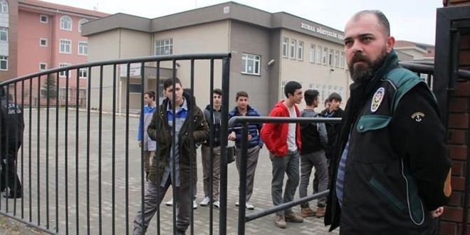 Bursa'da okul nlerinde polis kontrol