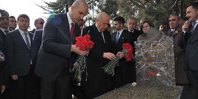 Bahçeli, Türkeş'in kabrini ziyaret etti