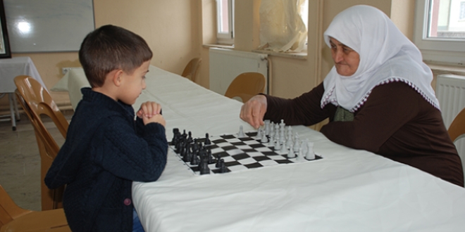70 yaşındaki Sultan nine torunuyla satranç öğrendi