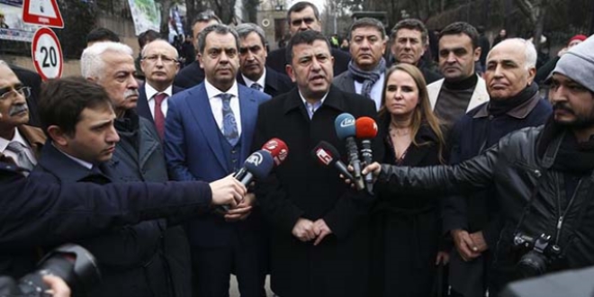 'Üniversite hocalarına yapılan muameleyi kınıyoruz'