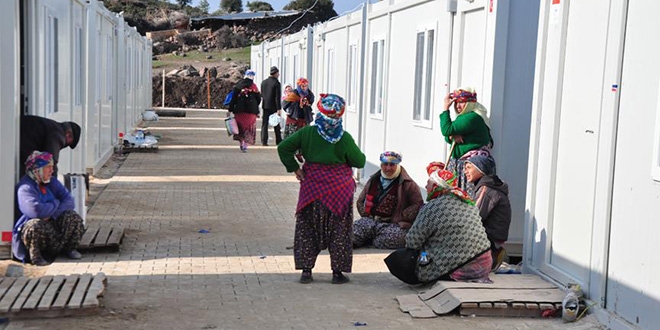 Depremzedelerin y�z� yard�mlarla g�l�yor