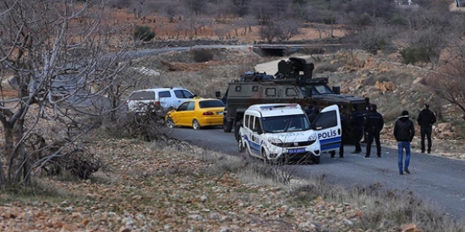 Ailesini rehin alan şahıs, 26 saattir ikna edilmeye çalışılıyor
