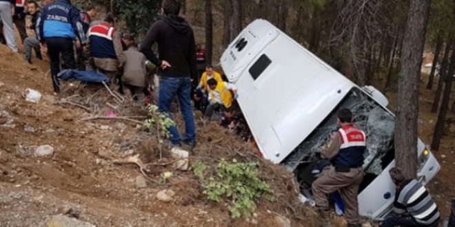 Şenlikten dönen minibüs kaza yaptı: 2 ölü, 9 yaralı
