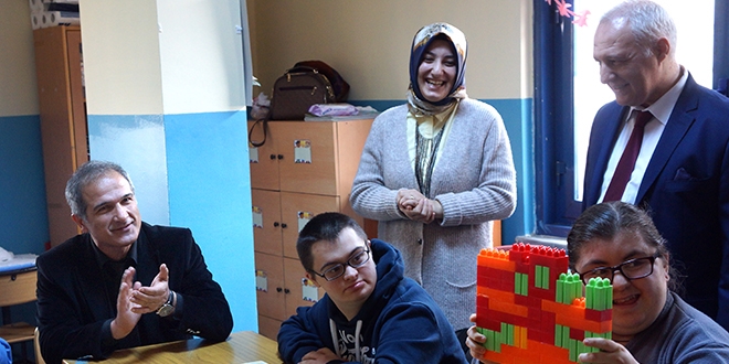 Engelli çocuklar için 'Ünlülerle Selfie Projesi'