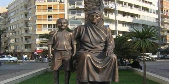 Adana'da Zübeyde Hanım Anıtı tahrip edildi