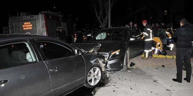 Antalya'da kad�n do�um uzman� kaza yapt�: 1 �l�