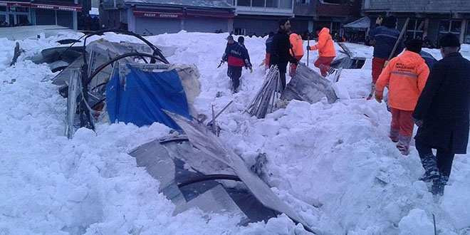 Ağrı'da pazar yerinin çatısı çöktü