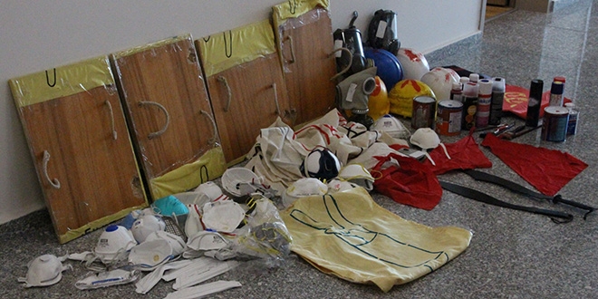 Polise direnmek için dolap kapağından kalkan yapmışlar