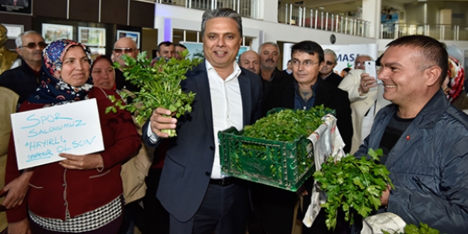 Belediye Başkanına çiçek yerine maydanoz ile teşekkür