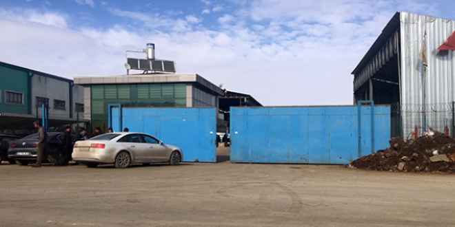 Paletli iş makinesinin altında kalan işçi öldü