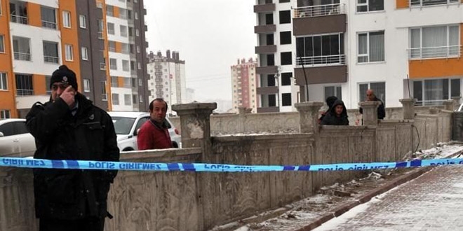 11'inci kat�n penceresinden d��en �niversite ��rencisi �ld�