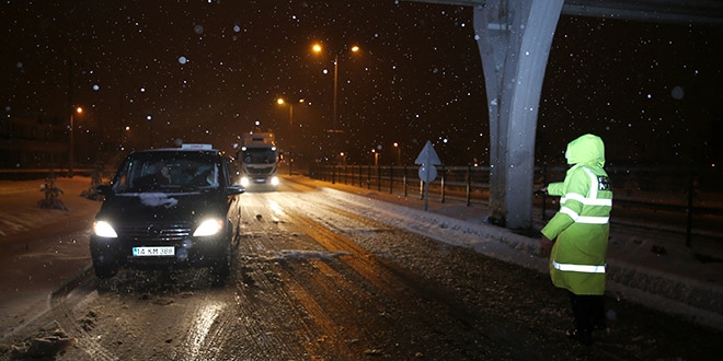 Bolu ve D�zce'de zincirsiz ara�lar�n ge�i�ine izin verilmiyor