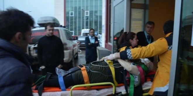 Otomobilin �arpt��� anne �ld�, k�z� a��r yaraland�