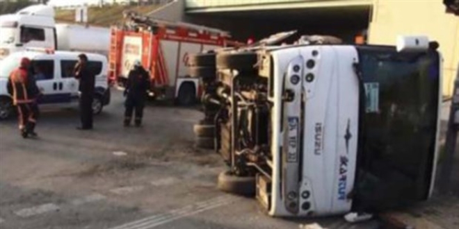 Kamu personelini taşıyan servis minibüsü devrildi: 6 yaralı