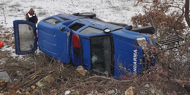 Bilecik'te askeri araç şarampole devrildi: 3 yaralı