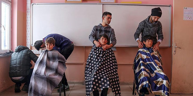 Gönüllü berberler köy çocukları için yollarda