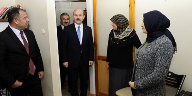 Bakan Soylu, �ehit polis memuru Fethi Sekin'in evinde