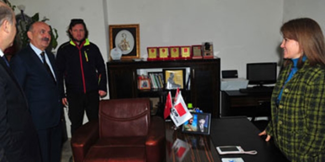 Bakan M�ezzino�lu'ndan CHP'ye s�rpriz ziyaret