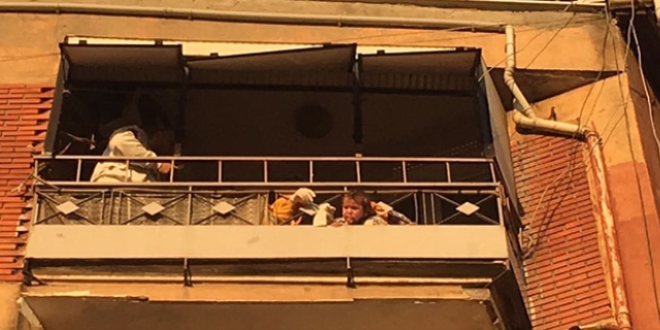 Kafas� balkon korkuluklar�na s�k��an bebek kurtar�ld�