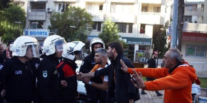 Taşkınlık yapan taraftara müdahale: 2 polis yaralı