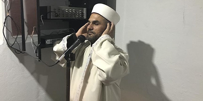 Camide imam, belediyede gönüllü kepçe operatörü