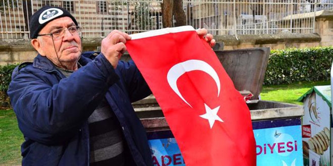 Manisa'da çöp kutusunda Türk Bayrakları bulundu