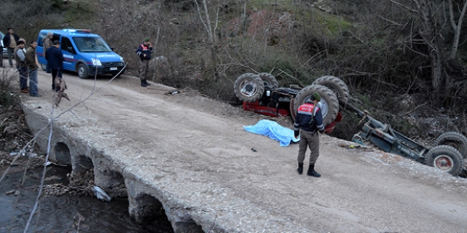 Devrilen traktörün altında kalan sürücü öldü