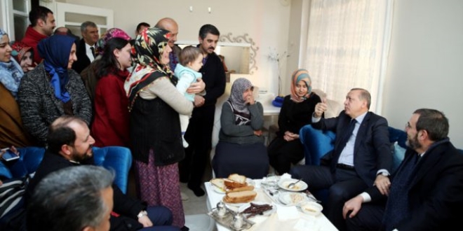 Kendisini çaya davet eden aileye 'Gelirim ama karnım aç'