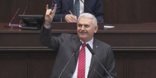 Başbakan Yıldırım'dan bozkurt işareti
