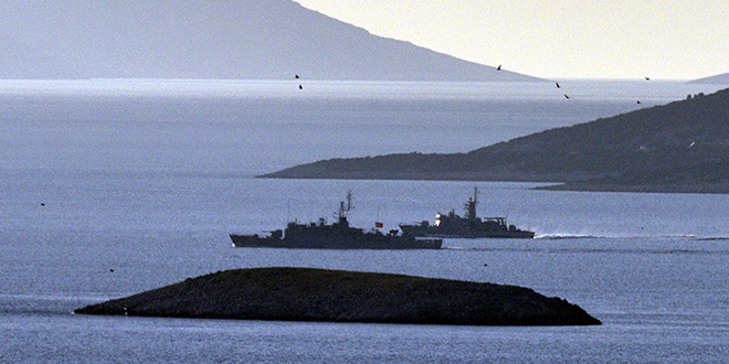 Türk ve Yunan savaş gemileri burun buruna