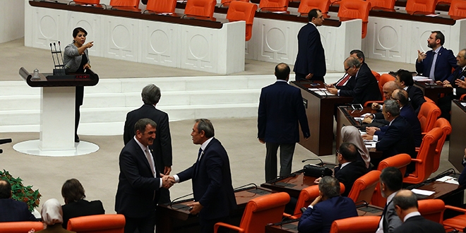 HDP'li vekil söz verilmediği halde kürsüye çıktı