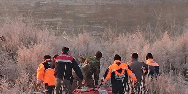 Meriç Nehri'nde kaçakları taşıyan bot battı