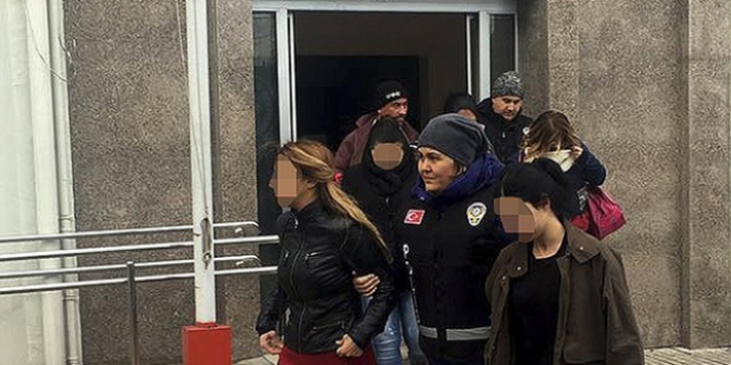 İzmir'de fuhuş çetesi operasyonunda 11 gözaltı