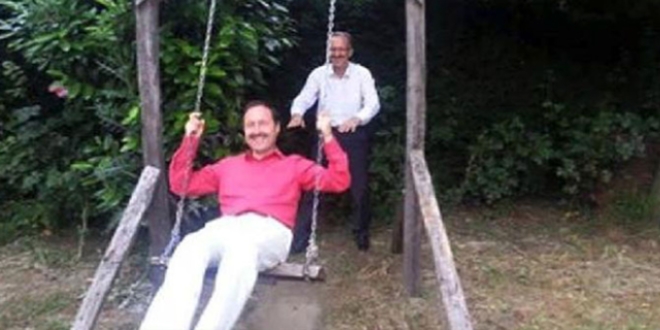 Salıncak fotoğrafının yaktığı müdür gözaltına alındı