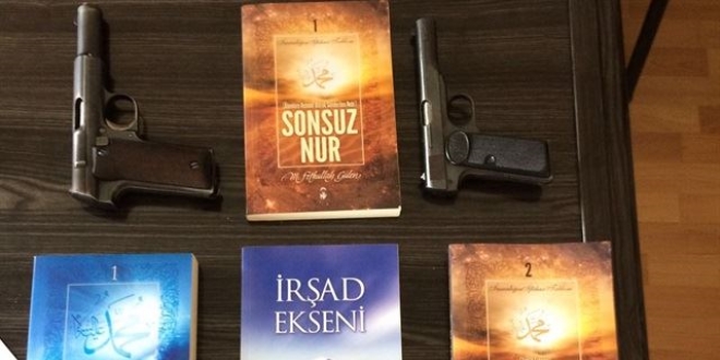 Silah kaçakçısının evinden FETÖ elebaşının kitapları çıktı