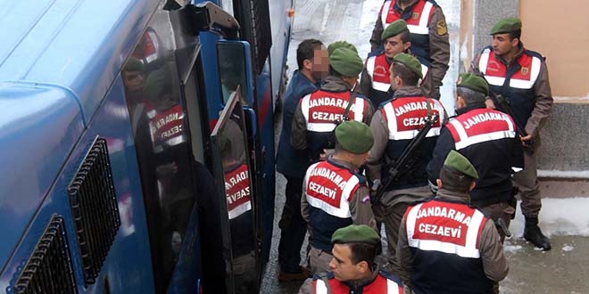 Erzurum'da retmenlerin de olduu 16 kii tutukland